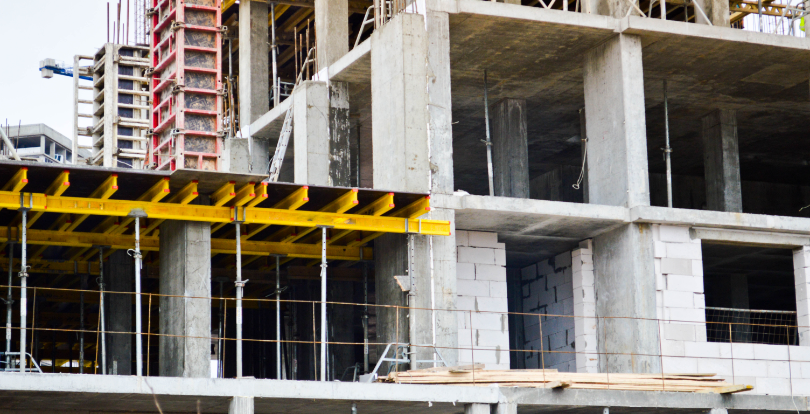 Семейде көпқабатты үйлер рұқсатсыз салынып жатыр