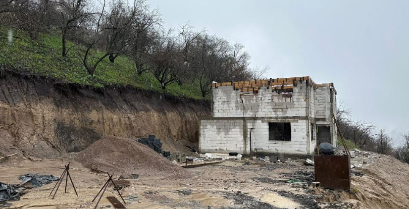 Незаконное строительство стало причиной схода грязевых масс в Алматы