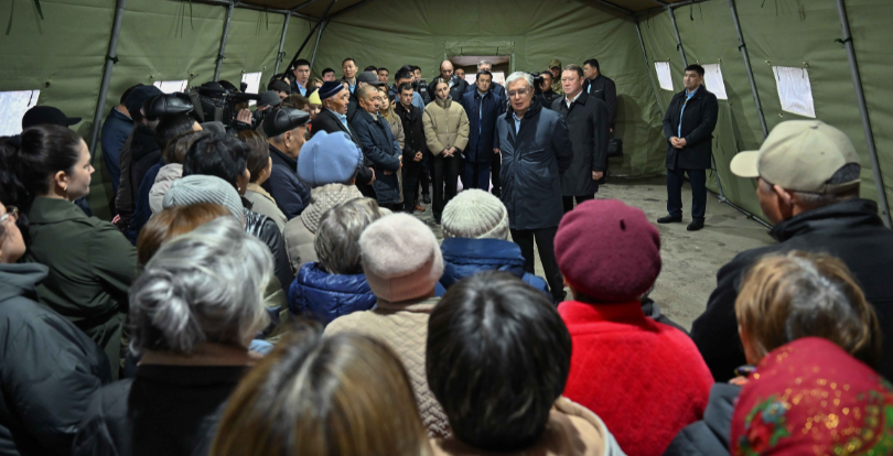 «Кто захочет переселиться в квартиры, будем покупать и выдавать квартиры» — президент на встрече с пострадавшими от паводков