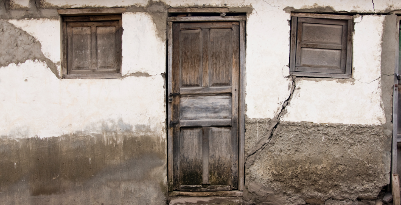 Живущие в аварийных бараках павлодарцы не могут дождаться переселения