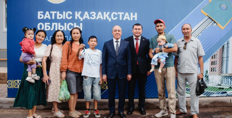 Пострадавшим от паводка жителям ЗКО вручили ключи еще от 65 квартир