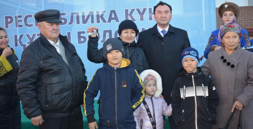 Республика күні қарсаңында Көкшетау тұрғындарына пәтер кілттері табыс етілді