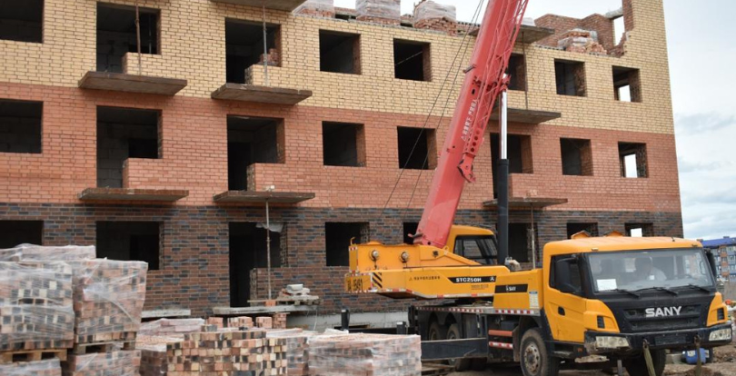 Атбасарда су тасқынынан зардап шеккендерге көпқабатты үйлер салынып жатыр