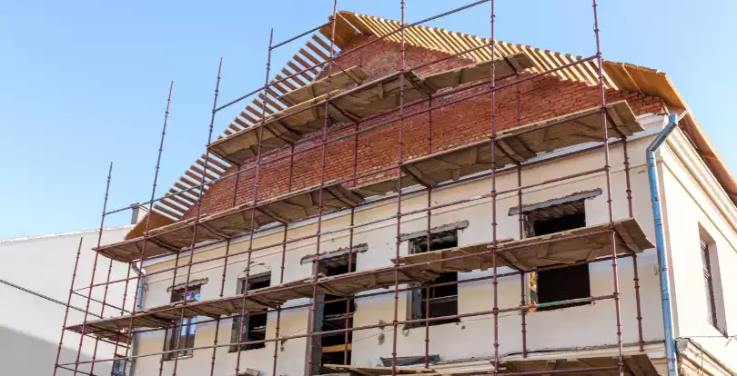 Аким Алматы проверил ход реновации ветхого жилья в городе