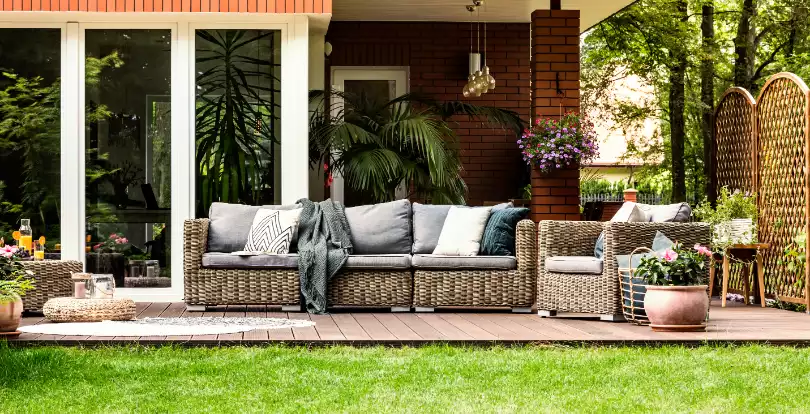 Жазғы коттеджде демалыс аймағын ұйымдастыру: қолайлы жиһазды және жарықтандыруды қалай таңдауға болады