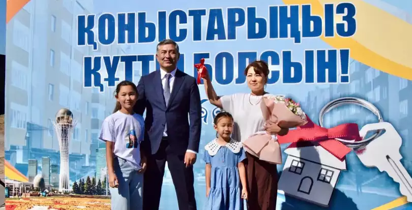 В честь Дня Конституции в Конаеве вручили ключи от квартир