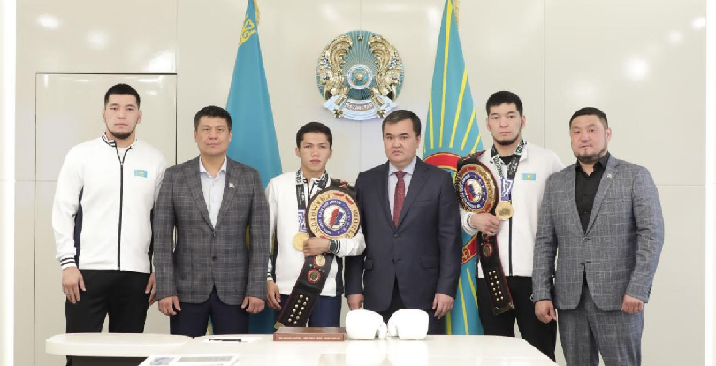 Аким Астаны вручил ключи от квартир чемпионам мира по боксу