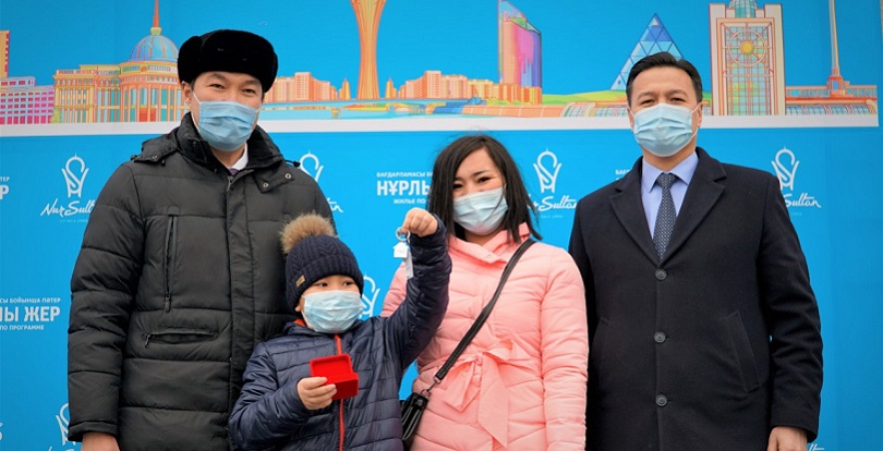 В Нур-Султане многодетным и одиноким матерям вручили ключи от жилья